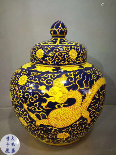 A YELLOW GLAZE DRAGON PATTERN JAR