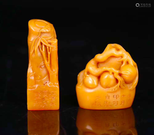 PAIR TIANHUANG STONE CARVED PEACH&BAMBOO SEALS