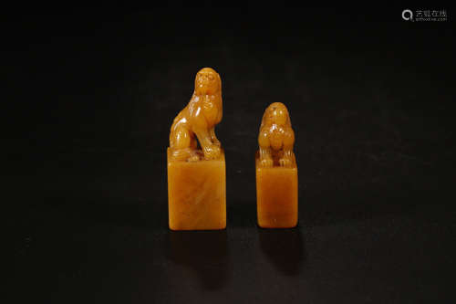 17-19TH CENTURY, A PAIR OF LION DESIGN SHOU SHAN YELLOW STONE SEALS, QING DYNASTY