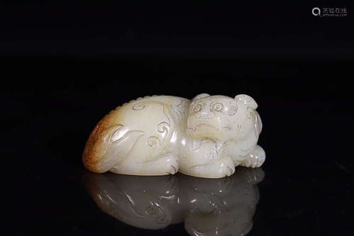 AN OLD TIBETAN AUSPICIOUS ANIMAL DESIGN HE TIAN JADE ORNAMENT