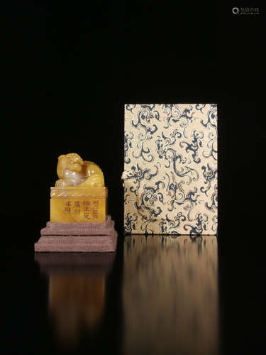 17-19TH CENTURY, A FIELD  YELLOW STONE SEAL, QING DYNASTY