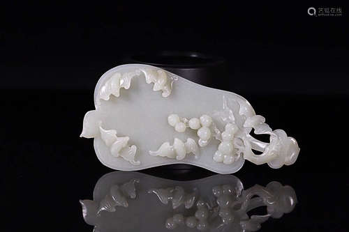 AN OLD TIBETAN FAN DESIGN HETIAN JADE ORNAMENT