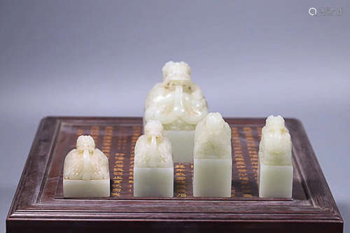 17-19TH CENTURY, AN OLD TIBETAN DRAGON DESIGN JADE SEAL SET, QING DYNASTY