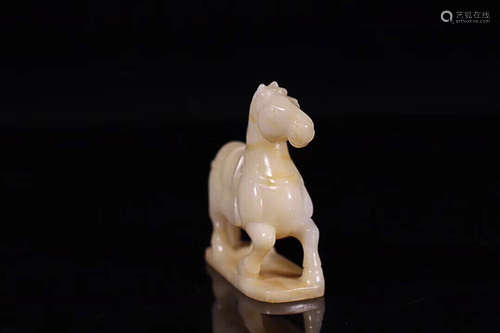 17-19TH CENTURY, A HORSE DESIGN HE TIAN JADE ORNAMENT, QING DYNASTY