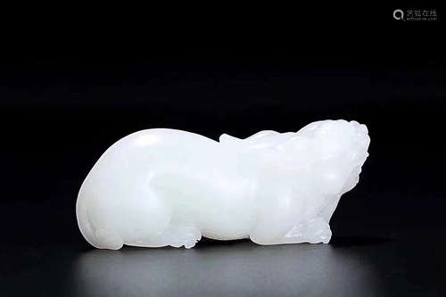 AN ANSUPICIOUS ANIMAL DESIGN HETIAN JADE ORNAMENT