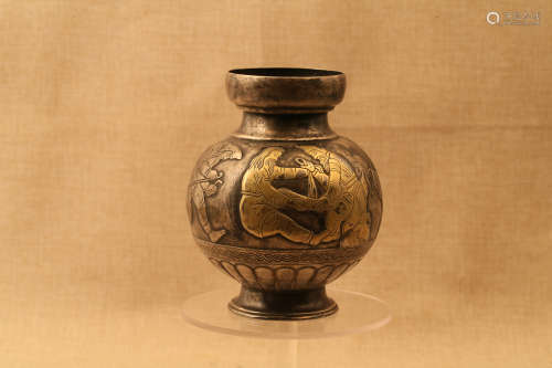 7-9TH CENTURY, A SOLDIER'S LIFE PATTERN GILT SILVER VASE,TANG DYNASTY