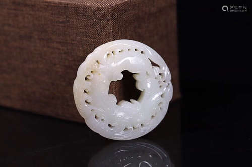 AN OLD TIBETAN DRAGON PATTERN OLD HE TIAN JADE PENDANT