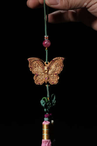 17-19TH CENTURY, A BUTTERFLY DESIGN GILT BRONZE PENDANT, QING DYNASTY