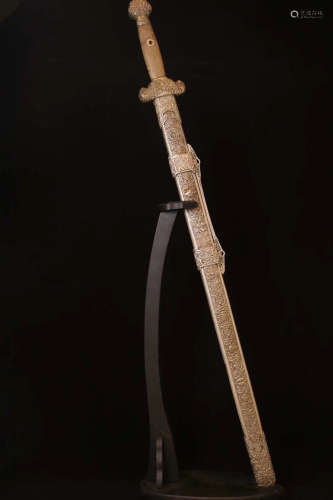 AN OLD FLORAL PATTERN GILT SLIVER SWORD