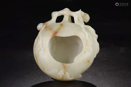 17-19TH CENTURY, A PEACH DESIGN HE TIAN JADE ORNAMENT