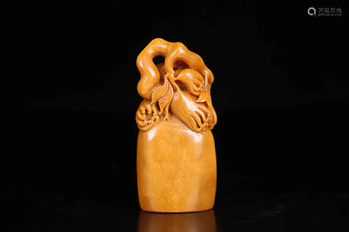 A BUDDHA DESIGN OLD FIELD YELLOW STONE SEAL