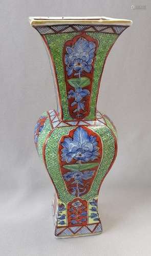 A CHINESE QING KANG XI EXPORT VASE