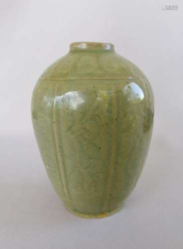 A CHINESE SONG DYNASTY PORCELAIN JAR