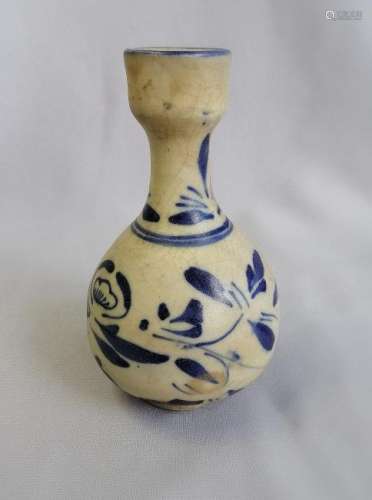 A CHINESE SONG DYNASTY BLUE AND WHITE VASE