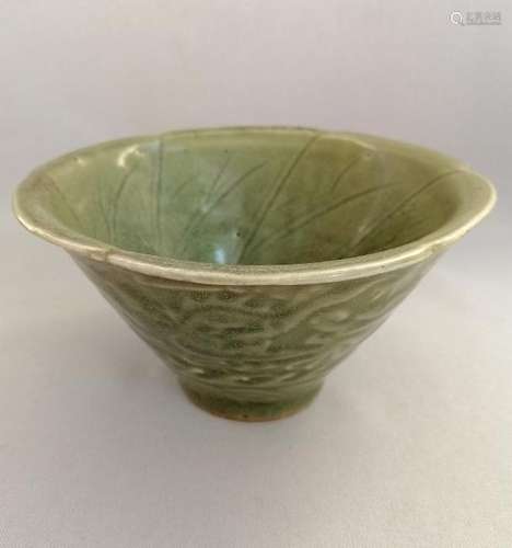 A CHINESE SONG DYNASTY CEADON FLOWER MOUTH BOWL