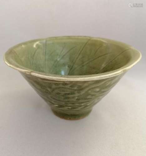 A CHINESE SONG DYNASTY CEADON FLOWER MOUTH BOWL