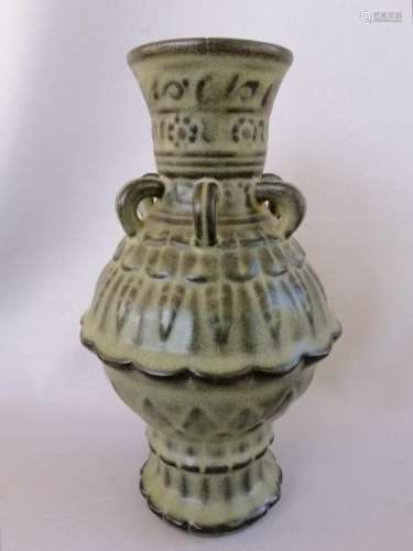 A CHINESE SONG DYNASTY GUAN KILN VASE WITH HANDLES