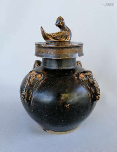 CHINESE ER JIN PERIOD BLACK GLAZED LIDED VASE