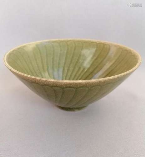 A CHINESE SONG DYNASTY CEADON BOWL