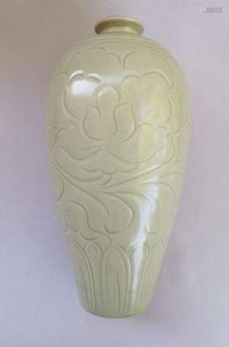A CHINESE TANG DYNASTYCELADON MEIPING.