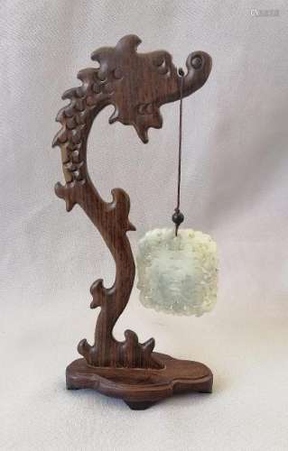 A WELL CARVED CHINESE JADE PENDANT