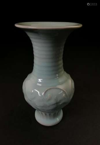 A CHINESE SONG DYNASTY LONG QUAN VASE