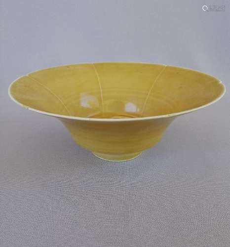 A CHINESE MING DYNASTY PETALS BOWL