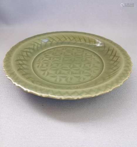 A CHINESE SONG DYNASTY LONG QUAN PLATE