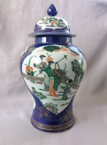 A CHINESE QING DYNASTY LIDDED FAMILLE VERTE VASE