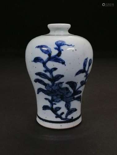 A CHINESE MING DYNASTY BLUE AND WHITE MEIPING