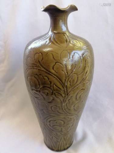 A CHINESE SONG DYNASTY PORCELAIN VASE