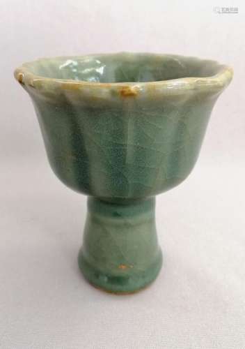 A CHINESE SONG DYNASTY GUAN KILN HIGH STMP CUP