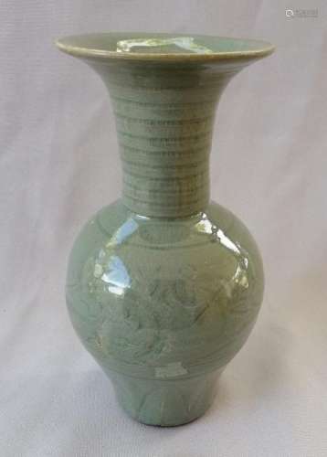 A CHINESE SONG DYNASTY CEADON VASE
