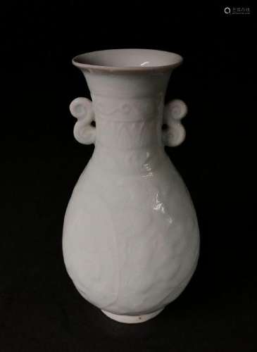 A CHINESE SONG DYNASTY CELADON VASE