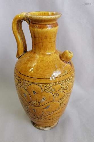 A CHINESE SONG DYNASTY PORCELAIN EWER
