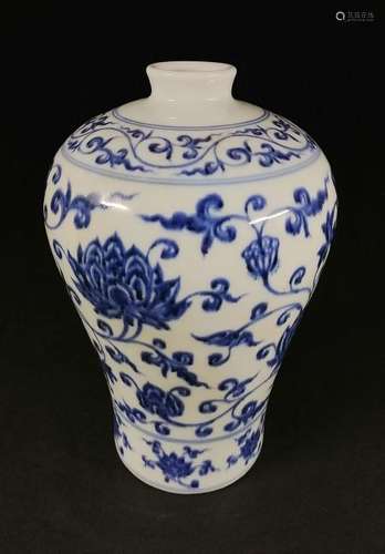 A CHINESE MING DYNASTY BLUE AND WHITE MEIPING