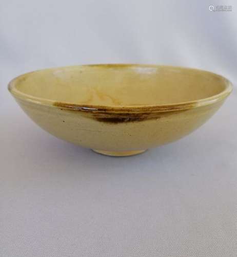 A CHINESE YUAN DYNASTY WHITE GLAZED BOWL
