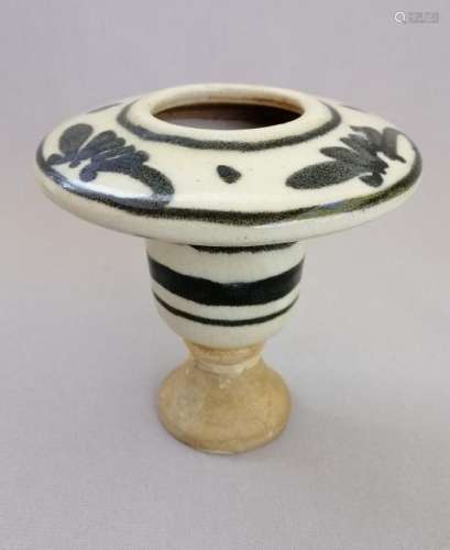 CHINESE TANG DYNASTY BLUE AND WHITE HIGH STEM CUP