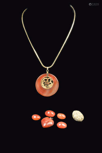 [Chinese] A Agate Disc Pendant Necklace and Five Pieces of Agates, and a Piece of Gold Ore