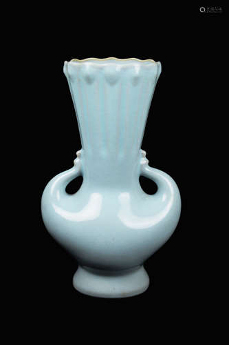 [Chinese] A Ru kiln Sky Blue Glazed Vase with Handles