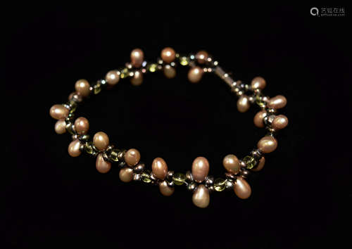 A Tan Cultured Pearl Bracelet