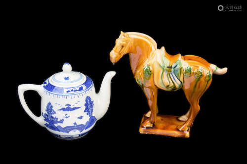 [Chinese] A Jingdezhen Blue and White Sauce Pot and a Tang Dynasty Style Tri-Colour Horse