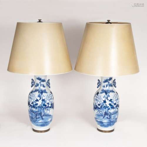 Paar großer blau-weißer StehlampenChina, 20. Jh. Porzellan. Balusterform. Blau-Weiß-Dekor mit
