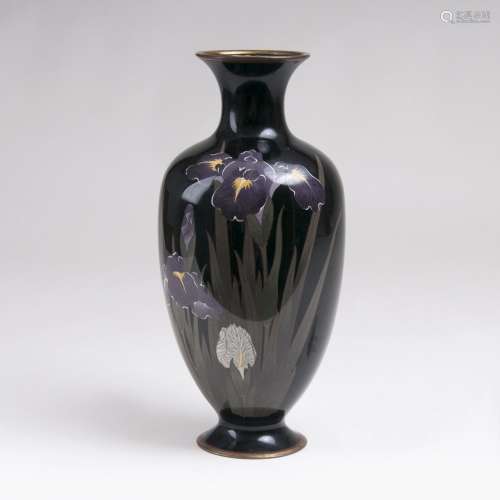 Cloisonné-Vase mit IrisJapan, Meiji-Periode (1868-1912). Kupfer und Emaille. Schwarzer Emaillegrund,