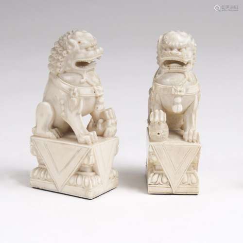 Paar Wächterlöwen 'Shishi'China. Elfenbein, geschnitzt. Löwe mit einem Ball unter seiner rechten