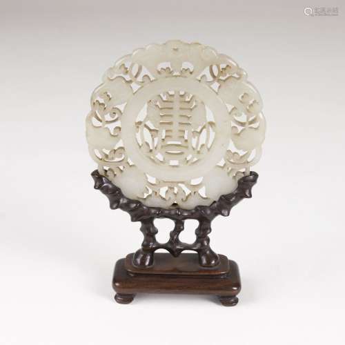 Bi-ScheibeChina, späte Qing-Dynastie (1644-1911). Hellgrüne Jade, durchbrochen geschnitzt. Mittig