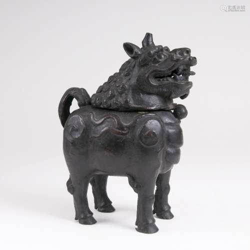 Großer Bronze-Koro in Form eines Fô-HundesChina, Qing-Dynastie (1644-1911), 18./19. Jh. Stehender