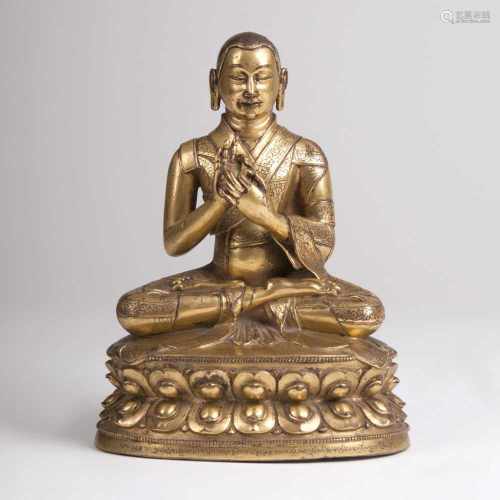 Feuervergoldete Bronze eines sitzenden LamaSino-tibetisch, 18. Jh. In 'padmasana' auf doppeltem