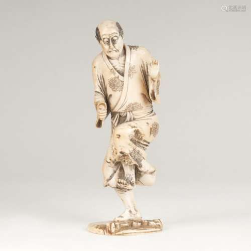 Okimono 'Tanzender Mann'Japan, Meiji-Periode (1868-1912). Elfenbein, geschnitzt, geschwärzte