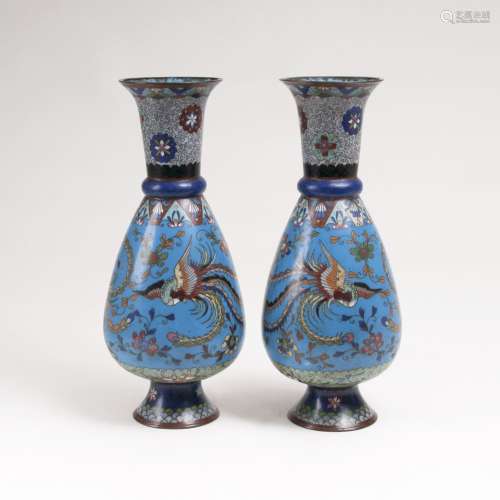 Paar Cloisonné-Vasen mit Phönix-DekorChina, späte Qing-Dynastie (1644-1911). Kupfer, Kupferstege und